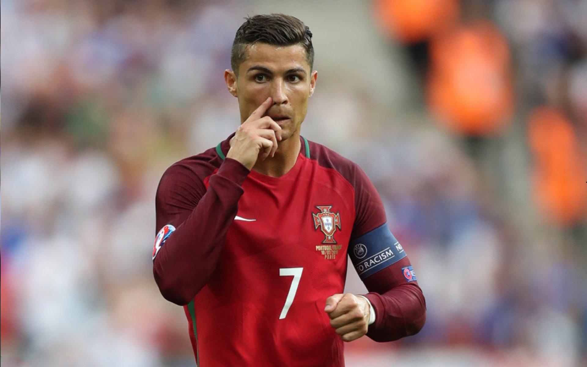 泰特拼抢落地意外扭伤手腕 火线离场接受紧急治疗